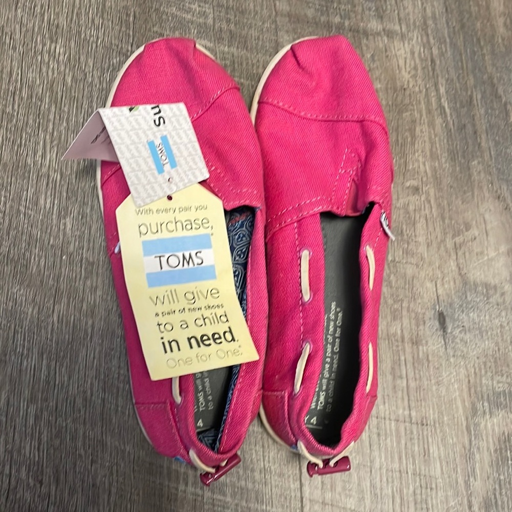 NWT Tom’s Cranberry Earthwise Vegan Bimini’s